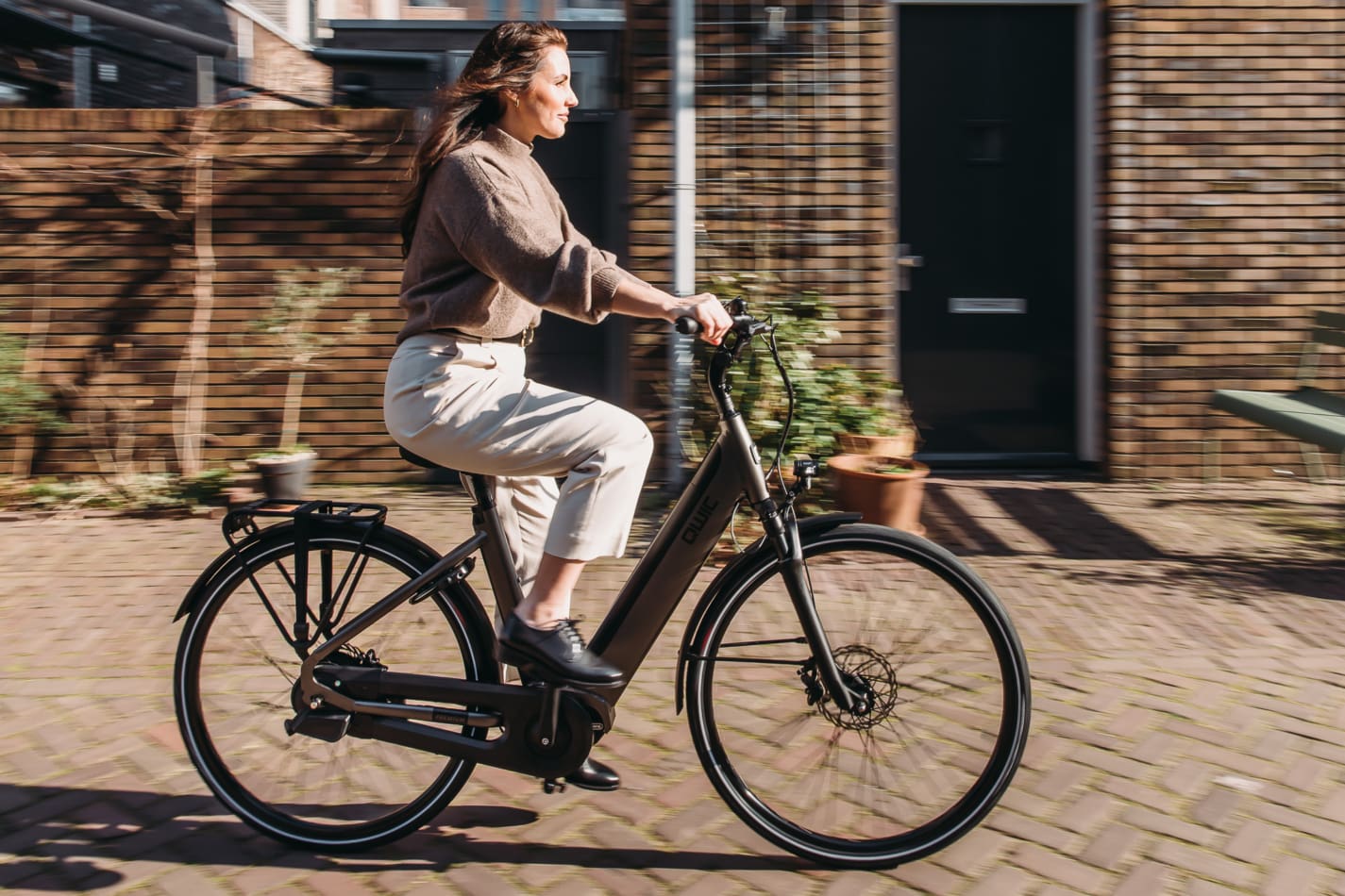 Vrouw op e-bike van QWIC